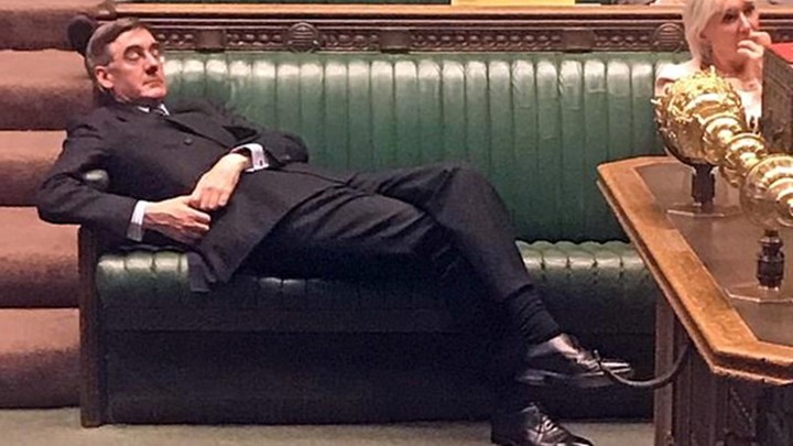 Σάλος με υπουργό του Μπόρις Τζόνσον – Ξάπλωσε στα έδρανα την ώρα της ψηφοφορίας για το Brexit – ΦΩΤΟ – ΒΙΝΤΕΟ