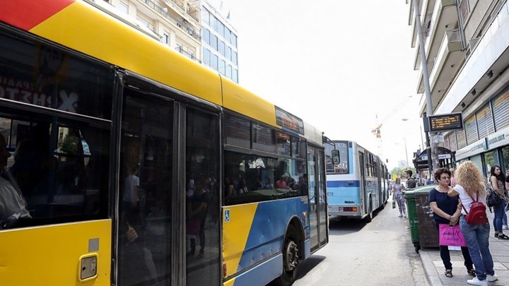 Καραμπόλα τριών οχημάτων με λεωφορείο στη Θεσσαλονίκη – 10 τραυματίες