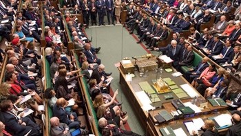 “Διπλό χαστούκι” σε Τζόνσον από τη Βουλή των Κοινοτήτων: «Ναι» στον νόμο αναβολής του Brexit – “Όχι” σε πρόωρες εκλογές στις 15 Οκτωβρίου