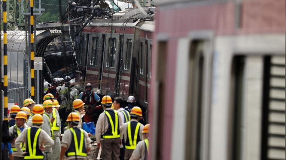 Σύγκρουση τρένου με φορτηγό στην Ιαπωνία – Τουλάχιστον 35 τραυματίες – ΦΩΤΟ
