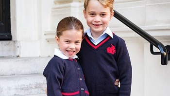 Η επετειακή φωτογραφία του Τζορτζ και της Σάρλοτ πριν από την πρώτη ημέρα στο σχολείο