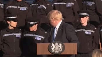 Ο Τζόνσον ξεπέρασε τον… εαυτό του: Κατέρρευσε αστυνομικός και εκείνος συνέχισε ατάραχος την ομιλία του – ΒΙΝΤΕΟ