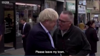 Τα “άκουσε” ο Μπόρις Τζόνσον στο Λιντς – “Φύγε από την πόλη” του φώναζαν οργισμένοι πολίτες – ΒΙΝΤΕΟ