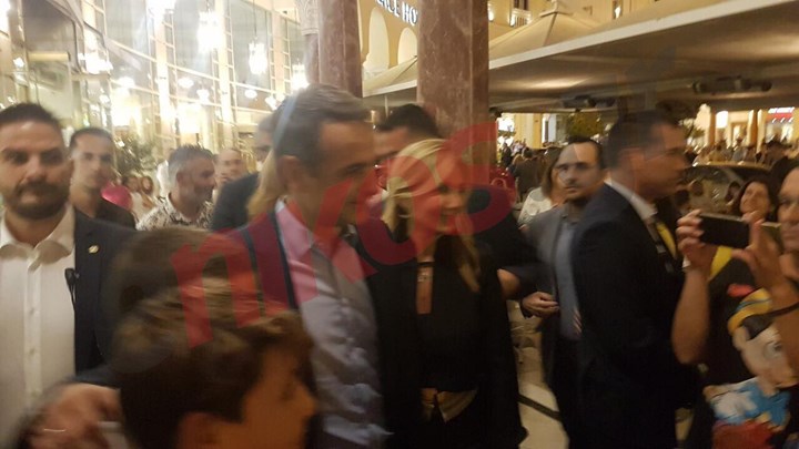 Η βόλτα του Κυριάκου Μητσοτάκη με τη σύζυγό του στη Θεσσαλονίκη – ΦΩΤΟ αναγνώστη