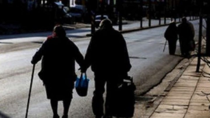 Πρωτοφανές περιστατικό στον Άλιμο: Γιαγιάδες «έπαιξαν» ξύλο με μαγκούρες