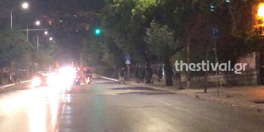 Πεδίο μάχης το κέντρο της Θεσσαλονίκης: Άγρια συμπλοκή μεταξύ Αλγερινών και αντιεξουσιαστών – ΒΙΝΤΕΟ