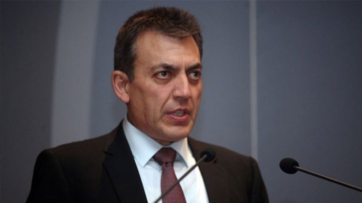 Νομοθετική πρωτοβουλία για τη μείωση των εισφορών προανήγγειλε ο Βρούτσης