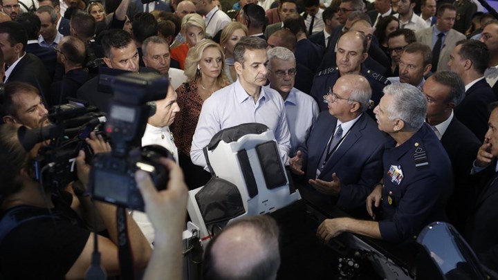 Ο Πρωθυπουργός στη ΔΕΘ – Η σπόντα για τη γραβάτα, η υποδοχή με Guns n’ Roses από τη στρατιωτική μπάντα και η γούρικη φανέλα – ΦΩΤΟ – ΒΙΝΤΕΟ