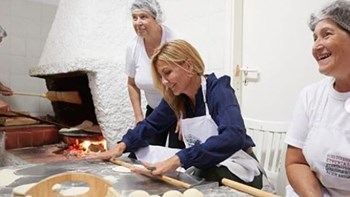 Η επίσκεψη της Μαρέβα Μητσοτάκη σε γυναικείο αγροτικό συνεταιρισμό – Φόρεσε ποδιά και άνοιξε φύλλο – ΦΩΤΟ