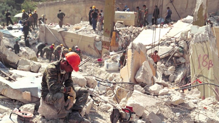 Σαν σήμερα: 20 χρόνια από τον φονικό σεισμό που έπληξε την Αττική – Τα 15 δευτερόλεπτα που σκόρπισαν τον θάνατο – ΦΩΤΟ