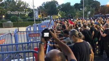 Διαδηλωτές επιχείρησαν να σπάσουν τον φραγμό στο Βελλίδειο – ΒΙΝΤΕΟ