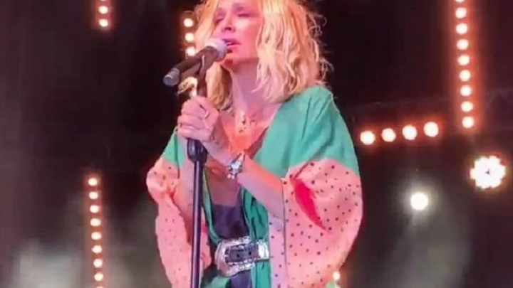 «Λύγισε» η Άννα Βίσση κατά τη διάρκεια συναυλίας στο Μάτι – ΒΙΝΤΕΟ