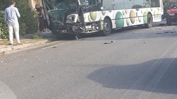 Σοβαρό τροχαίο με λεωφορείο του ΟΑΣΑ στο Μενίδι – Εγκλωβίστηκε ο οδηγός – ΦΩΤΟ