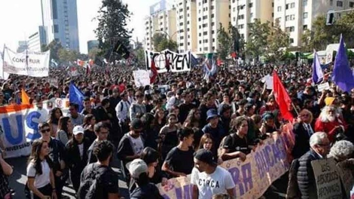 Χιλιάδες άνθρωποι στη Χιλή διαδήλωσαν ενόψει της επετείου του στρατιωτικού πραξικοπήματος