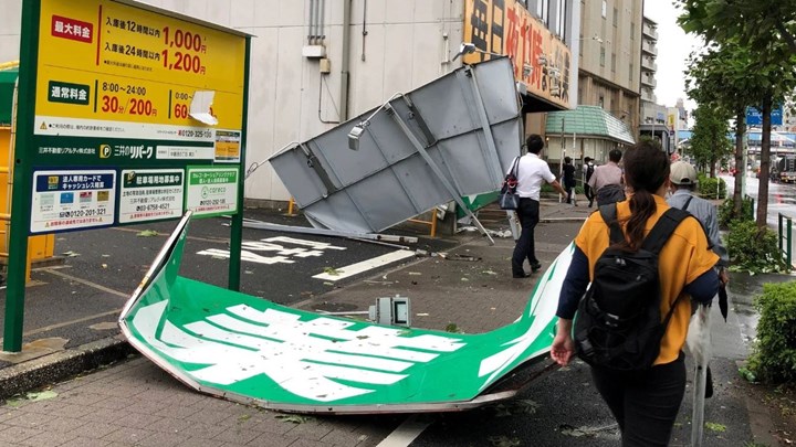 Σαρώνει το Τόκιο ο καταστροφικός τυφώνας Φασάι – Μία νεκρή και μία τραυματίας – ΦΩΤΟ