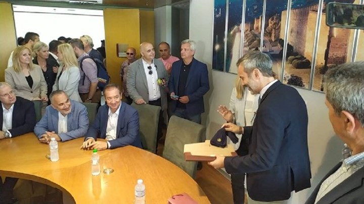 Το δώρο που έκανε ο δήμαρχος Θεσσαλονίκης στη Φώφη Γεννηματά – ΦΩΤΟ – ΒΙΝΤΕΟ