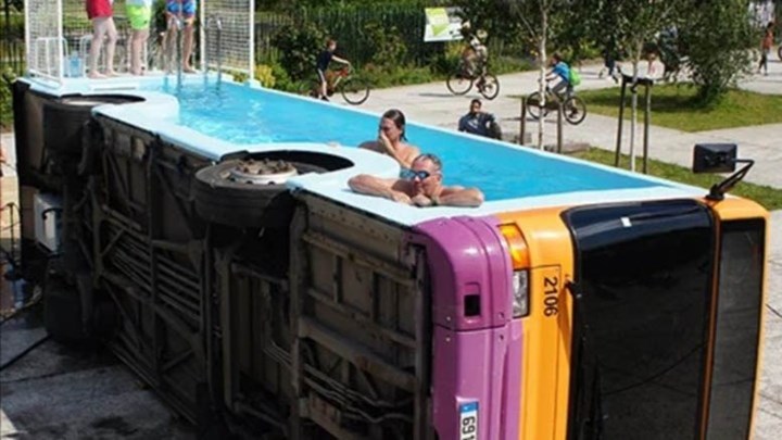 Καλλιτεχνική παρέμβαση στη Γαλλία: Μετέτρεψε σε πισίνα ένα λεωφορείο