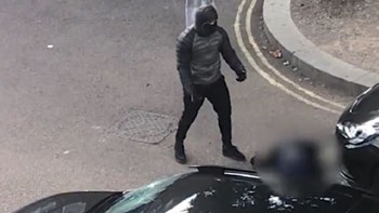 Μια ληστεία που πήγε στραβά – Ο δράστης αυτοπυροβολήθηκε, σοκαρισμένοι οι συνεργοί του- ΒΙΝΤΕΟ