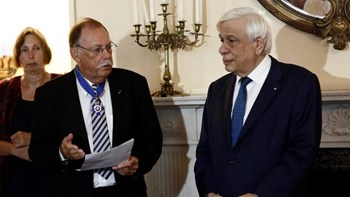 Ο Προκόπης Παυλόπουλος παρασημοφόρησε τον ομότιμο καθηγητή Νεοελληνικής και Βυζαντινής Ιστορίας στο Πανεπιστήμιο του Λονδίνου Ρ. Μπίτον