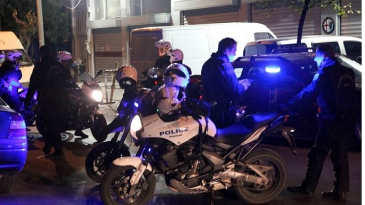 Άγριος καβγάς στο κέντρο του Βόλου – Μπουνιές και κλοτσιές στη μέση του δρόμου – ΒΙΝΤΕΟ