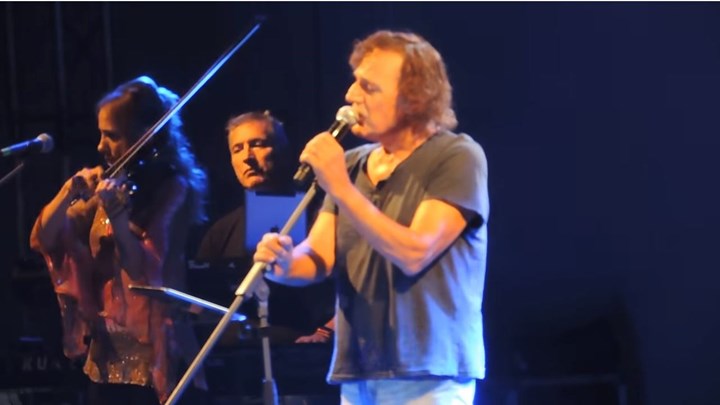 Ράγισαν καρδιές: Ο Βασίλης Πακωνσταντίνου αποχαιρέτησε τον Λαυρέντη Μαχαιρίτσα με το “Φλασάκι” – ΒΙΝΤΕΟ