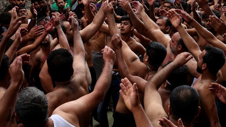 Γιορτή της Ασούρα: Σκληρές εικόνες από το αυτομαστίγωμα των σιιτών μουσουλμάνων στον Πειραιά – ΦΩΤΟ  – ΒΙΝΤΕΟ
