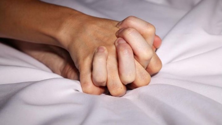 Έκανε σεξ σε επαγγελματικό ταξίδι και πέθανε – Γιατί το δικαστήριο “βλέπει” εργατικό ατύχημα