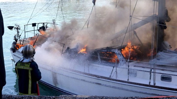 Βυθίστηκε ιστιοφόρο στα Σύβοτα Λευκάδας έπειτα από φωτιά