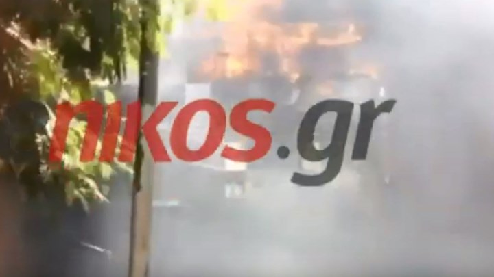 Οι πρώτες εικόνες από τη μεγάλη φωτιά σε κτίριο στη Φωκίωνος Νέγρη – ΒΙΝΤΕΟ αναγνώστη – ΤΩΡΑ