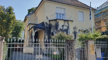 Επίθεση αντιεξουσιαστών στο ελληνικό προξενείο στο Μόναχο – ΦΩΤΟ