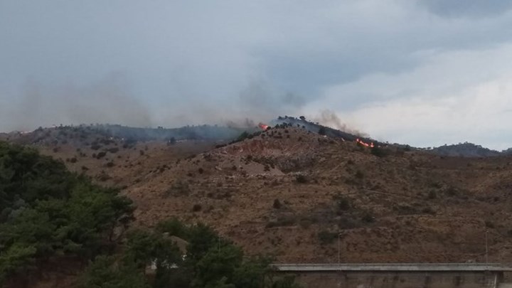 Οι πρώτες εικόνες από την πυρκαγιά στη Χίο – ΦΩΤΟ