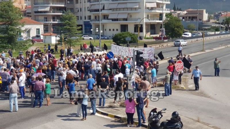 Έκλεισαν την εθνική οδό οι κάτοικοι του Καραβόμυλου – Αντιδρούν στη δημιουργία hotspot – ΦΩΤΟ – ΒΙΝΤΕΟ