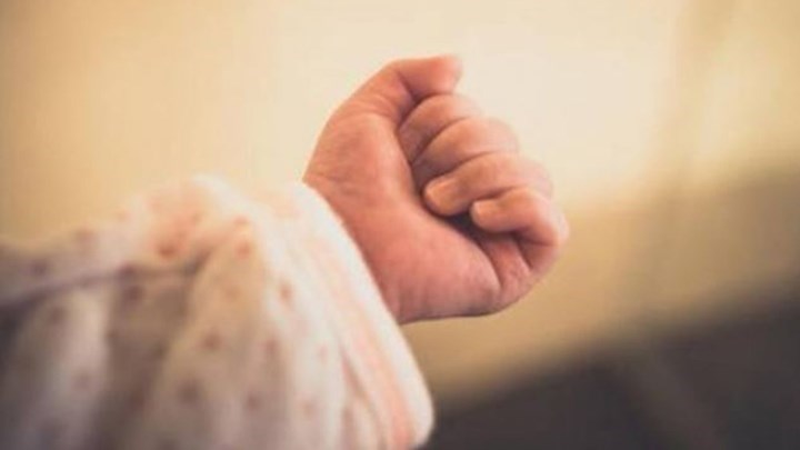 Εγκατάλειψη βρέφους στη Νέα Ιωνία: Η θετή μητέρα της 19χρονης μιλά για πρώτη φορά – “Εγώ μπορώ να μεγαλώσω το μωρό”