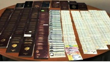 Την «τσάκωσαν» στο αεροδρόμιο με 400 διαβατήρια και ταυτότητες – ΦΩΤΟ