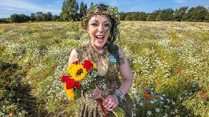 Παντρεύτηκε ένα δέντρο σε μία ξεχωριστή τελετή – Άλλαξε και το επώνυμό της – ΦΩΤΟ – ΒΙΝΤΕΟ