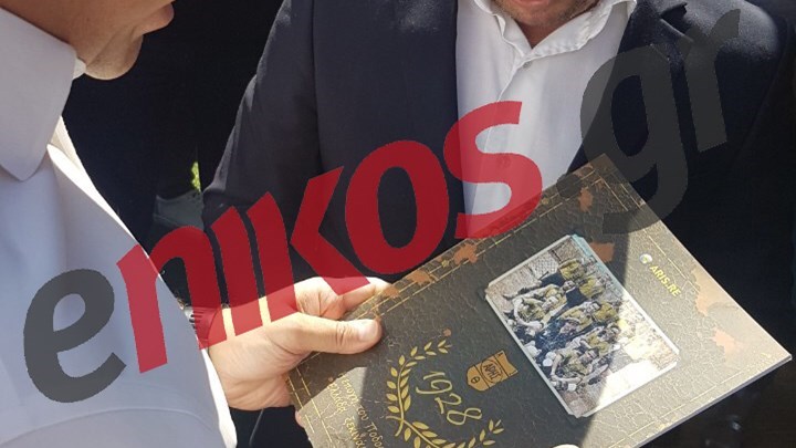 Στο περίπτερο του Άρη ο Τσίπρας – Το δώρο που δέχθηκε – ΦΩΤΟ