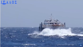 Μάχη με τα κύματα και τους θυελλώδεις ανέμους για το Supercat – ΒΙΝΤΕΟ