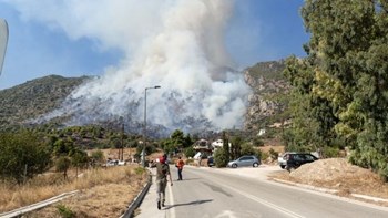 Φωτιά στο Λουτράκι: Εκκενώθηκαν προληπτικά μοναστήρι και γηροκομείο