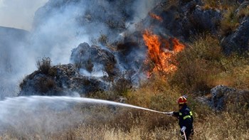 Ενισχύονται οι πυροσβεστικές δυνάμεις στο Λουτράκι