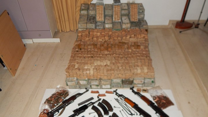 Εξαρθρώθηκε στην Κρήτη μεγάλο κύκλωμα εμπορίας όπλων που έφερνε καλάσνικοφ και σφαίρες από την Αλβανία  – ΦΩΤΟ – ΒΙΝΤΕΟ