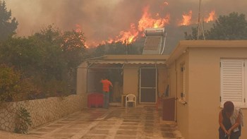 Συγκλονιστικές εικόνες από τη φωτιά στο Κερί – Απειλείται σπίτι – ΦΩΤΟ