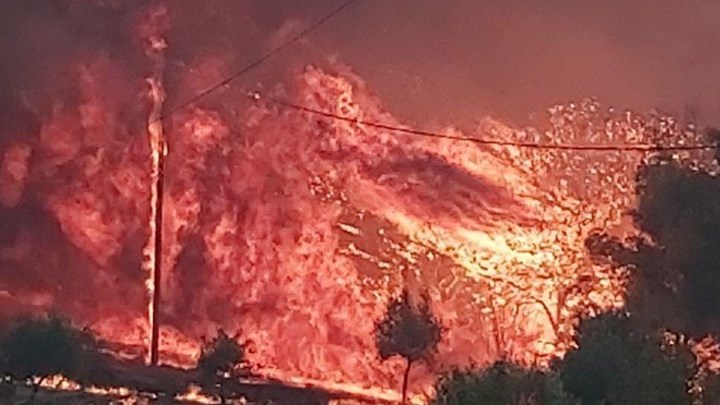 Μεγάλη φωτιά στη Ζάκυνθο – Εκκενώνονται τα χωριά Αγαλάς και Κερί – Συγκλονιστικές εικόνες – ΦΩΤΟ