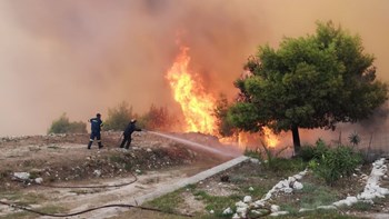 Μαίνεται η πυρκαγιά στη Ζάκυνθο – Επιχειρούν και τα εναέρια μέσα – Στα 10 χλμ. το μέτωπο – ΦΩΤΟ – ΒΙΝΤΕΟ