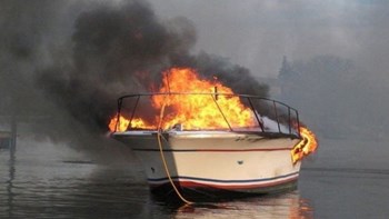 Πυρκαγιά σε θαλαμηγό με έξι επιβάτες στη Χαλκιδική – Συνελήφθη ο κυβερνήτης