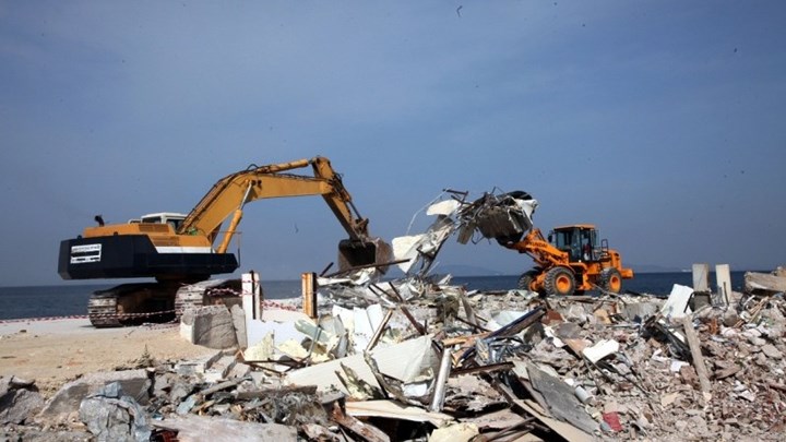 Στη… θέση τους τα αυθαίρετα: Κατεδαφίστηκαν μόλις 10 στη λεωφόρο Αθηνών-Σουνίου μετά την τραγωδία στο Μάτι