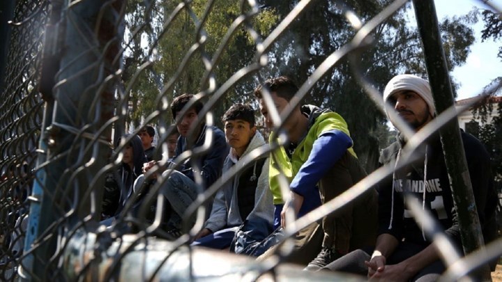 The Guardian: Τουλάχιστον 24.000 άνθρωποι είναι παγιδευμένοι σε κέντρα φιλοξενίας προσφύγων στα νησιά του Αιγαίου