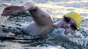 Νίκησε τον καρκίνο και μόλις έγινε η πρώτη γυναίκα που διέσχισε τέσσερις φορές το κανάλι της Μάγχης