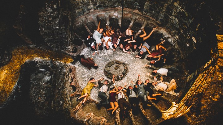 Οι πρώτες φωτογραφίες από την «Μεγάλη Πλατεία» που έρχεται στο ΚΘΒΕ