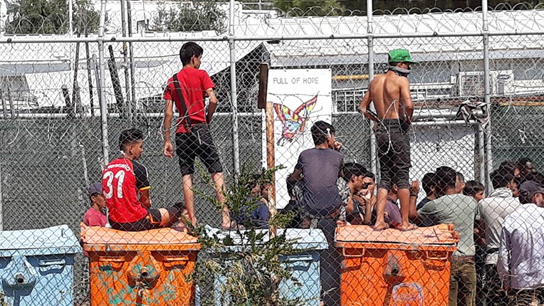 “Απόβαση” στη Λέσβο έκαναν πρόσφυγες και μετανάστες