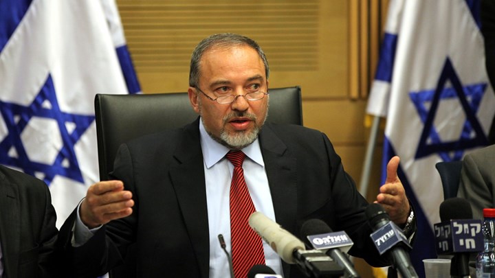 Λίμπερμαν: Μοναδική επιλογή ο σχηματισμός κυβέρνησης “εθνικής ενότητας”